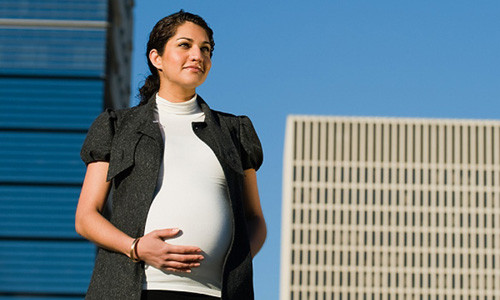 Không nên ngồi lâu. Hẳn hiện tại bạn đã thực sự thoải mái với chiếc ghế ngồi mà bạn đã điều chỉnh rồi đúng không? Tuy nhiên việc ngồi lâu sẽ khiến cho chân bạn bị đau, ảnh hưởng tới việc lưu thông máu xuống chân và thực sự điều này sẽ làm bạn mệt mỏi. Bạn nên tạo một thói quen thỉnh thoảng đứng lên, đi lại một chút… để máu có thể lưu thông và giảm đau cho chân.