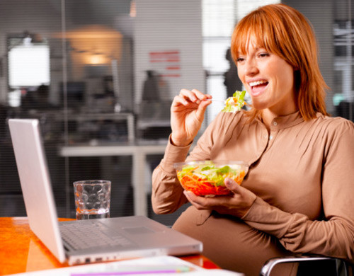 Năng lượng giữa giờ rất quan trọng: Phụ nữ mang thai thường rất nhanh đói và do đó 3 bữa mỗi ngày không thể đáp ứng được nhu cầu dinh dưỡng của họ. Hãy ăn khi thấy đói là lời khuyên của các chuyên gia dành cho các thai phụ. Đặc biệt đừng bỏ qua bữa phụ sau giấc ngủ trưa để tăng thêm năng lượng hay bữa ăn nhẹ trước khi đi ngủ buổi đêm để có thể ngủ ngon giấc. Ngoài ra, các loại quả khô hay bánh bích quy là những thứ đồ ăn mà các thai phụ có thể ăn vặt cả ngày.