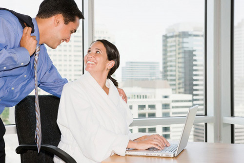 Tư thế ngồi thoải mái: Thời gian này thể trọng của thai tăng lên khiến cơ thể người mẹ chịu nhiều áp lực từ nửa thân trên hơn, dễ gây ra hiện tượng phù. Vì thế, việc kê chân cao lên trong thời kỳ giữa giúp giảm gánh nặng cho chân, giúp chân không bị nhức mỏi, hạn chế sưng phù.