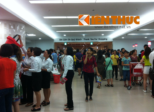 Càng về trưa thì lượng khách kéo về đây càng nhiều.Chị Hồng Anh, một nhân viên văn phòng chia sẻ: Tranh thủ giờ nghỉ trưa, anh chị em trong công ty đã rủ nhau ra mua sắm giảm giá nhân dịp khai trương.