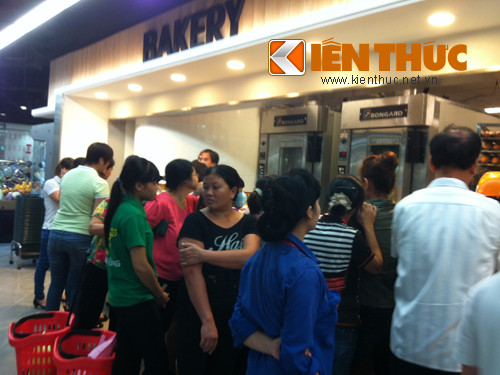 Cảnh chen lấn để được mua những chiếc bánh mì siêu giảm giá. Khách hàng còn được thanh toán để có thể thưởng thức luôn tại quầy.