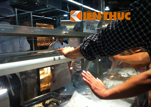 Món gà dai quay nguyên con giảm còn 87.000 đồng/con khiến khách hàng phải chen lấn, giành giật.