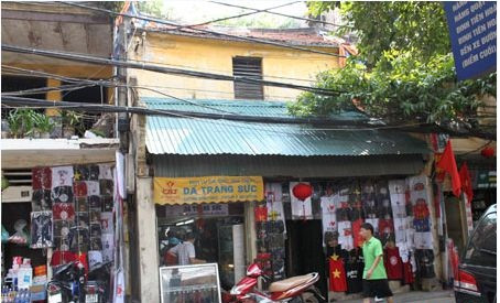 Ngôi nhà số 47 Hàng Bạc là một trong những ngôi nhà cổ nhất Hà Nội hiện còn sót lại. Theo các nhà sử học, ngôi nhà có diện tích 206m2, được xây dựng vào khoảng năm 1883 theo lối kiến trúc truyền thống, là một trong những ngôi nhà cổ cần được bảo tồn ở phố cổ Hà Nội. Hiện tại, căn nhà đã xuống cấp và biến dạng thảm hại, nhất là sau vụ cháy năm 2010 ngôi nhà càng trở nên tan hoang, sập sệ hơn.