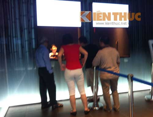 Tuy nhiên, khi mở cửa, lượng khách đến mua vé vẫn khá thưa thớt. Chị Vân (Tây Hồ, Hà Nội), cho biết: Chị chưa biết đến thông tin thang máy bị rơi nên hôm nay chị vẫn đưa con đến chơi.