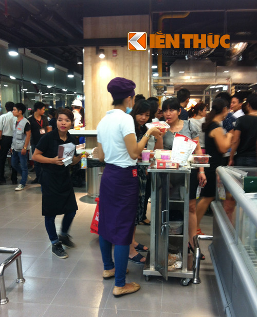 Khách đông nên nhân viên quảng cáo cũng làm việc không ngừng nghỉ.