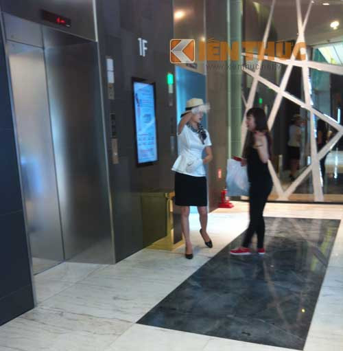 Hôm nay, tại các thang máy đều có 1 nhân viên nữ đứng trước cửa để hướng dẫn và hỗ trợ khách hàng lên xuống.