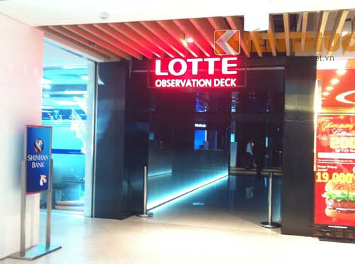 Thang máy bị rơi tự do là thang máy riêng của dịch vụ đài quan sát trên tầng 67 của tòa nhà. Vào sáng nay, dịch vụ này phải dời lại khoảng 1h đồng hồ. Nhân viên ở đây cho biết, mọi ngày dịch vụ được bắt đầu từ 9h nhưng hôm nay bắt đầu muộn hơn.