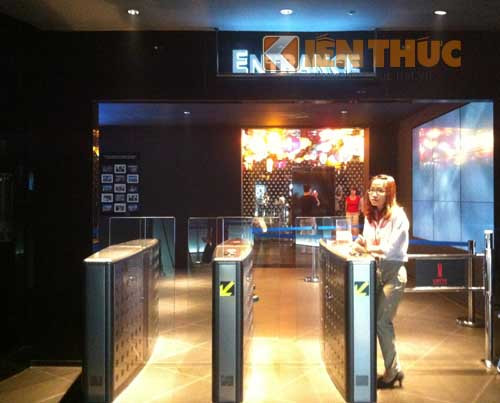 Thang máy lên tầng 67 của tóa nhà chỉ dành cho khách mua vé lên tham quan. Khu vực này có 2 nhân viên trực phía ngoài. Một nhân viên cho biết: Sự cố này đã được tòa nhà xử lý và hiện tại thang máy hoạt động bình thường.