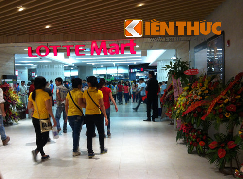 Sự kiện này đã thu hút hàng nghìn người tập trung về đây để ăn uống và săn hàng giảm giá. Tuy không phải là ngày cuối tuần nhưng từ sáng sớm, dòng người đã kéo đến đây rất đông.