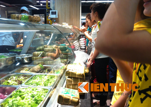 Và còn rất đông khách hàng phải xếp hàng để chờ được phục vụ tại các quầy hàng.