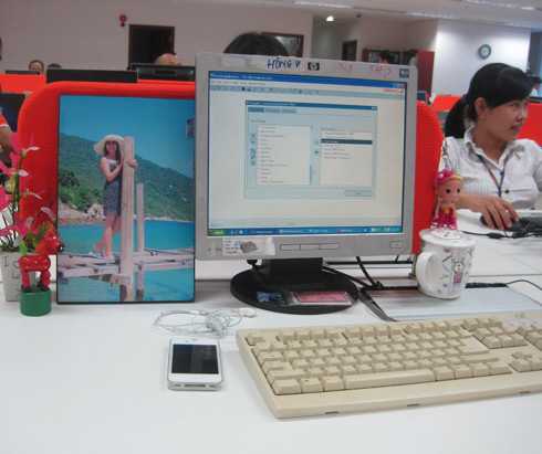 Tuy nhiên, đại diện của FPT IS lại cho rằng: Sau khi áp dụng quy định, văn phòng FPT IS đã sạch đẹp hơn. Quy định này không chỉ giúp cán bộ nhân viên có ý thức dọn dẹp sạch sẽ chỗ ngồi, tạo hứng khởi khi làm việc và còn mang lại hình ảnh chuyên nghiệp trong mắt khách hàng.