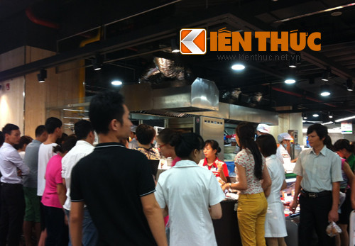 Riêng, khu vực quầy thực phẩm luôn đông đúc đến nỗi nhân viên không thể phục vụ kịp.