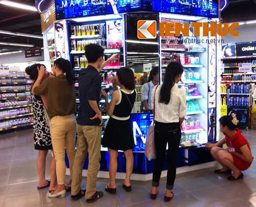 Nhiều mặt hàng tại đây đều được bán với giá cả rẻ hơn so với thị trường.