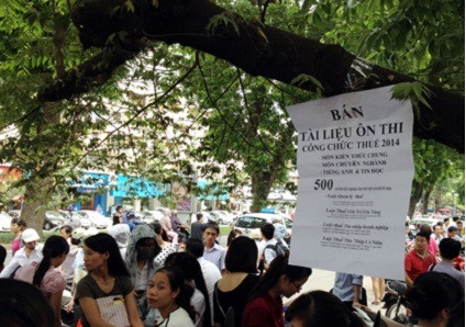 Những tờ rơi, quảng cáo bán tài liệu ôn thi công chức Thuế 2014 được treo trên cây ghi rõ ràng và chi tiết giá cả.