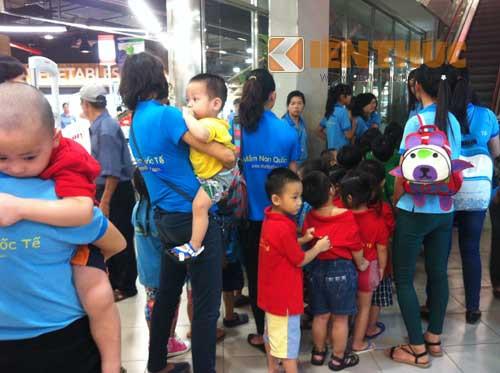 Thậm chí, một trường mầm non còn tổ chức cho các bé vui chơi ngoại khóa tại tầng 5 của tòa nhà này.