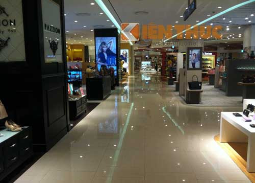 Các khu vực mua sắm từ tầng 2 đến tầng 4 trong tình trạng không 1 bóng người.