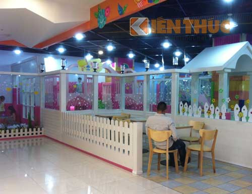 Riêng khu vực vui chơi trẻ em ở tầng 5 là đông đúc.