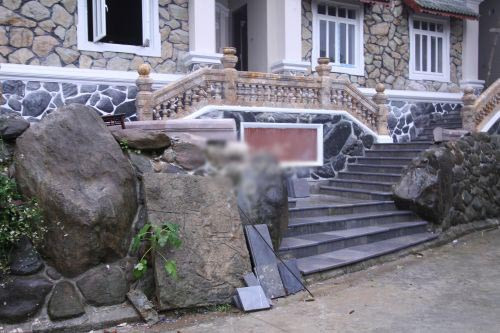 Móng nhà được trang trí bằng hàng trăm viên đá cuội lớn nhỏ với màu sắc khác nhau.