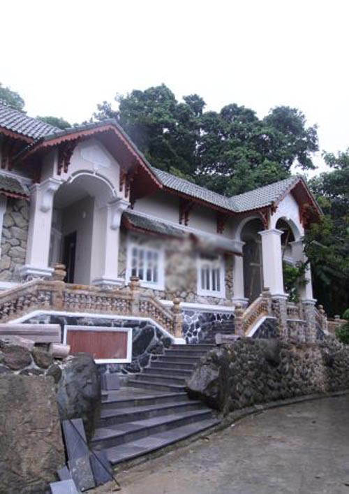 Bậc thang để bước lên đều được lát bằng loại đá hoa cương cao cấp.