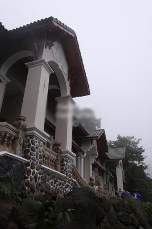 Ngôi biệt thự chìm trong đá nên nhiều người qua đây gọi nó với cái tên biệt thự đá.