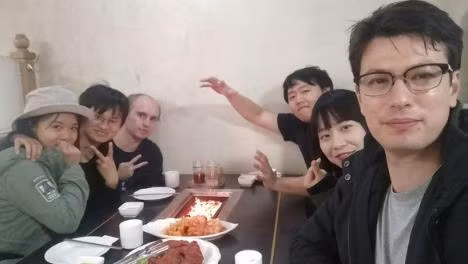 Trong suốt một năm lưu lại Triều Tiên, Alek Sigley có thói quen ghi lại cuộc sống của mình bằng những bức ảnh và đăng tải lên blog cá nhân cũng như một số tờ báo. Tuy nhiên, thói quen tưởng chừng như vô hại này rốt cuộc lại khiến anh phải rời khỏi đất nước. Theo KCNA, Sigley bị bắt vào cuối tháng 6/2019 với cáo buộc "gián điệp" và đã bị trục xuất khỏi Triều Tiên 1 tuần sau đó.