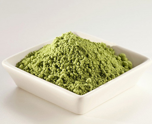 Bột trà xanh. Trà xanh có chứa vitamin B, C và chất diệp lục có khả năng lọc máu. Axit tannin trong trà xanh rất tốt trong việc làm se da và loại trừ vi khuẩn. Trong trà xanh có chứa thành phần các chất chống oxy hóa cực mạnh giúp làm sạch và thông thoáng các lỗ chân lông. Trà xanh có chứa chất tannin làm se lại các vùng da bị dị ứng, kích thích hoặc bị sưng mọng.