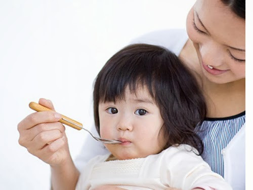 Cho bé ăn đường. Ăn đường khô là sự lựa chọn tốt tiếp theo. Sau khi ăn đường, bạn nên uống một vài ngụm nước.Với bé đến tuổi ăn dặm, đặt một ít đường trên lưỡi giúp bé chữa nấc. Vị ngọt của đường làm sao lãng các dây thần kinh và ngăn chặn chúng co thắt.