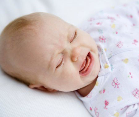 Làm cho bé khóc. Khi bé nấc, lấy ngón tay, búng thật mạnh vào gan bàn chân của bé để bé khóc. Khi bé khóc thì nhịp thở của bé sẽ điều lại và bé sẽ hết nấc.