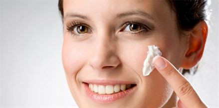 Sử dụng kem dưỡng ẩm. Trước khi thoa kem che khuyết điểm, bạn nên thoa một lớp mỏng kem dưỡng ẩm để làn da trở nên mềm mại, có độ ẩm và đàn hồi tốt. Thậm chí, nếu bạn chỉ thoa một lượng nhỏ kem che khuyết điểm hoặc trang điểm mà không lót kem dưỡng ẩm thì làn da sẽ nhanh chóng bị khô, cấu trúc đàn hồi bị hư hại và làn da sẽ rơi vào tình "thiếu nước".