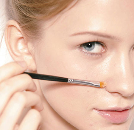 Cọ thoa kem che khuyết điểm. Việc dùng cọ để thoa kem che khuyết điểm sẽ hiệu quả và an toàn hơn là bạn dùng ngón tay để thoa kem. Chúng giúp bao phủ các khuyết điểm toàn diện hơn và ngăn chặn những vi khuẩn từ tay tấn công vùng mụn cần che.