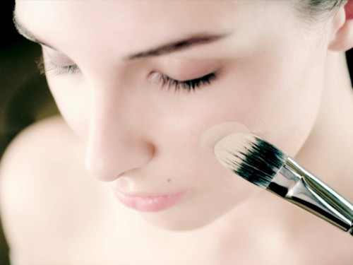 Thoa theo vòng tròn. Cách tán đều lớp kem đóng vai trò quan trọng trong việc phủ kín và đều các vùng da. Thoa kem theo vòng tròn từ trong ra ngoài không những giúp kem tán thật tự nhiên mà còn đảm bảo che tuyệt đối các vùng da khuyết điểm.