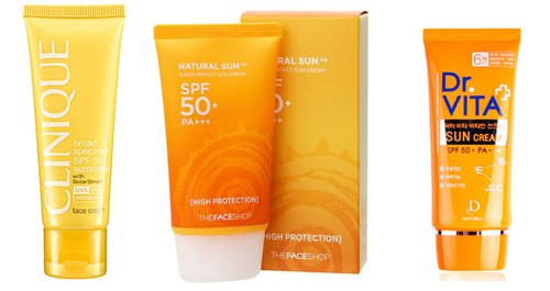 Chọn lựa cẩn trọng. Việc đầu tiên bạn cần làm trước khi bôi kem chống nắng là phải đảm bảo sản phẩm đủ chất lượng. Lọ kem chống nắng nên chọn cần có khả năng bảo vệ người dùng ít nhất 2 tiếng dưới các tia mặt trời. Các thành phần hoạt động được ghi rõ trên bao bì sản phẩm sẽ “nói” với người dùng mức độ bảo vệ nhận được khỏi các tia UVA, đồng thời chỉ số SPF cho biết khả năng bảo vệ bạn khỏi tia UVA.