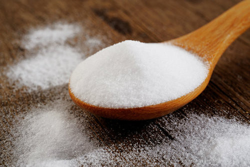 Baking Soda rất hiệu quả để làm sạch và trắng da. Hãy dùng một muỗng Soda trộn với sữa xoa lên những vùng da tối màu bạn muốn làm sạch rồi chà xát theo hình tròn mỗi ngày 2 lần. Chỉ một thời gian ngắn sau những vùng da đó sẽ sáng dần lên.