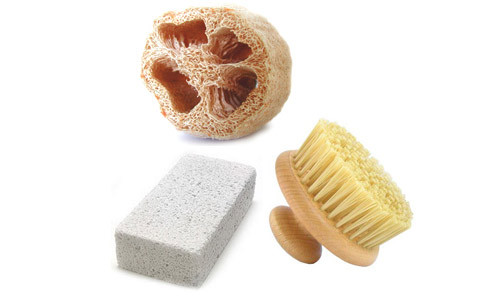 Bàn chải. Nếu không ngại đau, bạn hãy dùng loại bàn chải lông cứng hay xơ mướp để loại bỏ những tế bào chết ở đầu gối và khuỷu tay. Tốt nhất là kết hợp tẩy da trong khi tắm, dưới làn nước ấm bạn chà sạch da bằng cách cọ theo hình tròn.