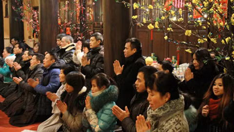 Tại Kharkov, có khoảng 5.000 người Việt sống ở thành phố này, cộng đồng người Việt hầu như không bị ảnh hưởng nhiều. Nhưng bắt đầu từ ngày 20/2 có rục rịch dấu hiệu của các nhóm chống chính phủ. Ở đây cũng bắt đầu có những dấu hiệu đáng ngại. Người dân bắt đầu xếp hàng mua xăng dự trữ và rút tiền từ các cây ATM. Ảnh: Cộng đồng người Việt đón Tết ở Kharkor, nguồn NguoiVietKharkov.