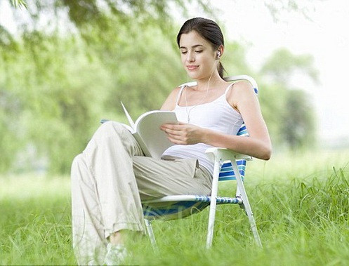 Giữ đúng tư thế: Tư thế “chuẩn” cho bạn là thẳng lưng, thẳng bụng, nâng cằm. Tư thế này nên được áp dụng ngay cả với lúc bạn đi bộ hoặc đang ngồi. Nếu giữ được tư thế này, bạn không những tránh được đau lưng mà còn giữ được bụng phẳng, không lo bụng chảy xệ, vì nó giúp bụng tránh được sức nặng của ngực, đồng thời đẩy bụng thẳng lên. Tư thế này cũng giúp các cơ dạ dày “khỏe mạnh” hơn, không dễ làm cho vòng eo tăng thêm.