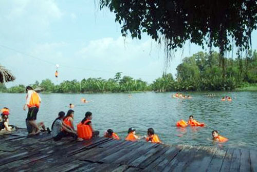  1. Cô gái chết đuối khi chơi trò cảm giác mạnh ở khu du lịch Bò Cạp Vàng Hơn 14h ngày 22/2, chị Phượng (24 tuổi, ngụ Bình Định) tham gia trò chơi đu dây cáp cảm giác mạnh trong Khu du lịch sinh thái Bò Cạp Vàng (huyện Nhơn Trạch, Đồng Nai). Trong lúc đu dây cáp qua sông thử cảm giác mạnh, chị Phượng nhảy xuống nhưng chẳng may chiếc áo phao (do không cài chốt) đã rơi ra khỏi người và do không biết bơi, nạn nhân chới với cầu cứu, rồi chìm sâu xuống nước. Khi nạn nhân được cứu, đưa vào bờ, đã tử vong.