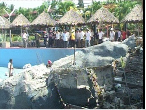  5. Sập cổng chào khu du lịch Lan Phương, 3 người chết Tại khu du lịch Lan Phương (xã Trà Cổ, H.Tân Phú, Đồng Nai), sáng 10/4/2012, trong khi nhóm công nhân đang thi công hạng mục trang trí cổng chào hình núi nhân tạo, bất ngờ khối bê tông đổ sập xuống khiến 3 người tử vong, một người bị thương nặng.