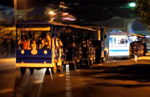  2. Nữ du khách ngã “xe lửa” tử vong tại khu du lịch Đại Nam Vụ việc xảy ra ngày 7/2/2011 và nạn nhân được xác định là bà Nguyễn Thị Nến (48 tuổi, ở quận 1, TP HCM). Tại thời điểm xảy ra tai nạn, chồng bà Nến ngồi bên trong, riêng bà đi sau nên hết chỗ phải đứng ngoài bìa. Có thể trong khi xe di chuyển, nạn nhân đã bị chen lấn dẫn đến ngã xuống đường.