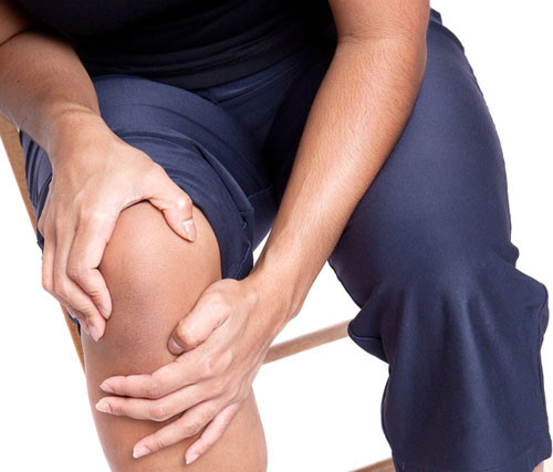 Tổn thương khớp gối: Người ta nhận thấy rằng, khi nồng độ estrogen ở mức cao nhất trong chu kỳ kinh thì người phụ nữ lại dễ bị tổn thương khớp gối - đặc biệt là dây chằng trước đùi. Tổn thương loại này chiếm tỷ lệ cao hơn nam giới gấp 8 lần. Sang chấn khớp gối thường xảy ra vào thời kỳ rụng trứng - thời kỳ có đặc trưng là sự tăng cao estrogen và hormon relaxacin.