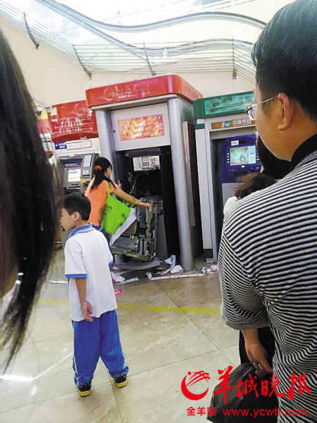 Ngay lập tức, thông tin và hình ảnh về vụ việc trở thành chủ đề nóng trên các trang báo mạng và các diễn đàn. Theo như những nhân chứng có mặt tại trung tâm mua sắm thì người phụ nữ này thực hiện thao tác rút tiền nhưng không thấy máy nhả tiền. Ban đầu, người phụ nữ này chỉ vỗ nhẹ vào máy, vẫn không thấy cả tiền cả thẻ của mình được trả lại thì cô bắt đầu điên tiết và đập phá tan tành máy ATM.