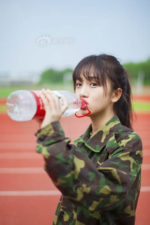 Nhiều người đã so sánh vẻ đẹp trong sáng, dễ thương của cô nàng với "cô bé trà sữa" Chương Trạch Thiên.