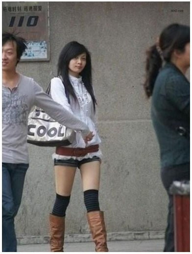 Tự tin và vui vẻ dạo bước với bạn gái chân dài, xinh xắn. Chàng "cá sấu" này đã khiến bao chàng trai ghen tị.