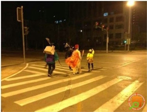 Cùng với đó là những lần "xuất hiện" chớp nhoáng của thầy trò Đường Tăng nhưng cũng đủ khiến cư dân mạng dậy sóng. Một cư dân mạng đã chia sẻ hình ảnh này lên trang cá nhân với lời chú thích: "Đi chơi khuya về gặp thầy trò Đường Tăng, không biết có nên mua vé cho họ đi Tây Thiên để đỡ cực không nữa". Hình ảnh ảnh đã được lan truyền nhanh chóng và trở thành chủ đề bàn tán của cư dân mạng.