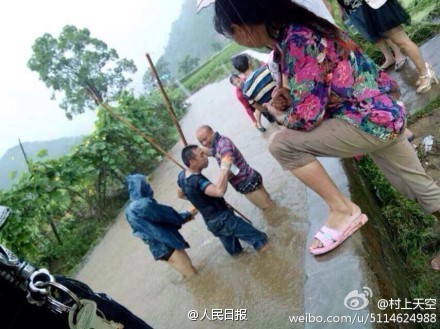 Tuy nhiên, không biết chỉ đạo được những gì, kết quả tìm kiếm ra sao nhưng Vương Hoa Quân đã gây ấn tượng không tốt khi "hành tỏi" cấp dưới chỉ vì sợ ướt giày. Thật xui xẻo cho ông này vì người dân nơi đây quá chướng mắt đã chụp ảnh lại và đăng tải lên mạng. Khi các cấp có thẩm quyền xác minh những hình ảnh và thông tin trên là sự thật, Vương Hoa Quân đã bị cách chức.