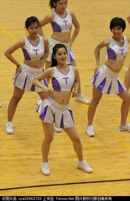 Với lợi thế gia đình, Chiết Thiên không chỉ xuất sắc trong học tập mà còn rất nổi bật ở những hoạt động ngoại khóa, cô liên tục được bầu làm đội trưởng đội cổ vũ và từng dẫn dắt toàn đội đạt giải cao nhất toàn đại lục.