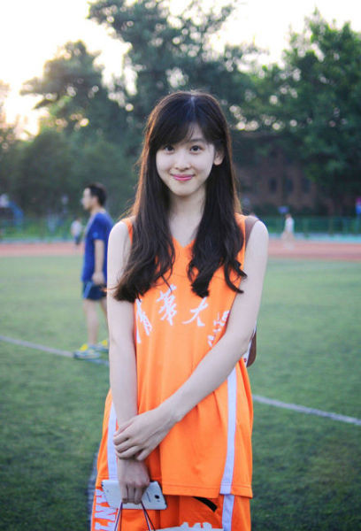 Cô bé trà sữa còn tham gia rất nhiều môn thể thao. Trong ảnh là cô bé trà sữa cực xinh đẹp trong bộ đồng phục bóng rổ nữ của trường.