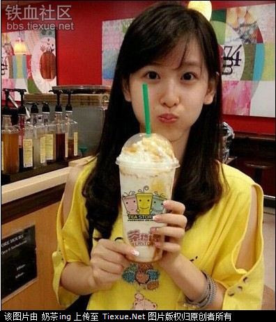 Chương Chiết Thiên nổi tiếng từ cấp 3, khi những bức ảnh cô nàng uống trà sữa trông vô cùng xinh đẹp được tung lên mạng, tạo nên một hiện tượng, cư dân mạng ưu ái gọi cô là "Cô bé trà sữa".