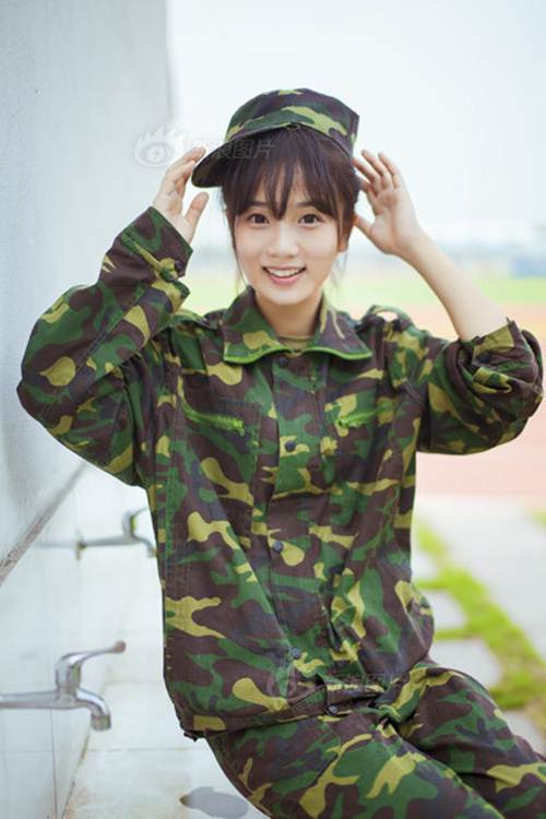 Nước da trắng hồng và khuôn mặt sáng với đôi mắt to, đen láy và trong sáng cùng nụ cười dịu dàng, cô nàng đã chiếm trọn cảm tình của cư dân mạng.