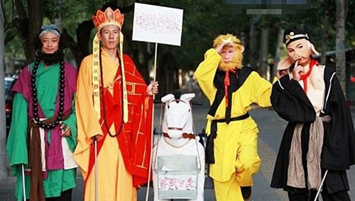 4 chàng trai xuất hiện trong ảnh mặc trang phục 4 thầy trò Đường Tăng đang làm "công tác" vệ sinh môi trường với Bạch Long không chở kinh mà chở...rác. Được biết, hành động của "thầy trò Đường Tăng" này là nhằm gây chú ý, hướng mọi người có ý thức bảo vệ môi trường hơn.